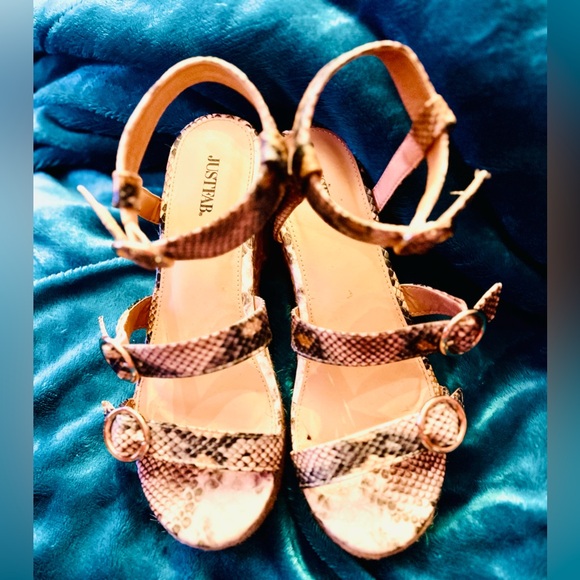 EUC Size 8 Justfab style Pool Day, featuring multicolor snakeskin pattern. - Picture 2 of 5